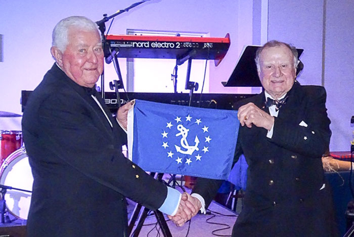 SCC new commodore Woody Doxey (L) with outgoing commodore Ed Paglee. Photo by Lou Frank