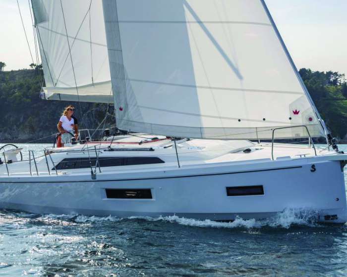 beneteau monohull sailboat