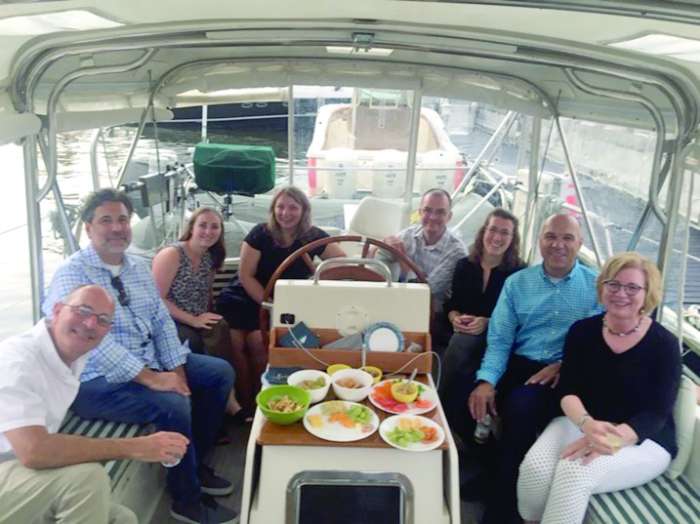 friends in cockpit belle bateau sailboat