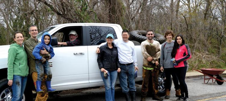 Trash Pick-up, Group Effort in Cleaning the Bay