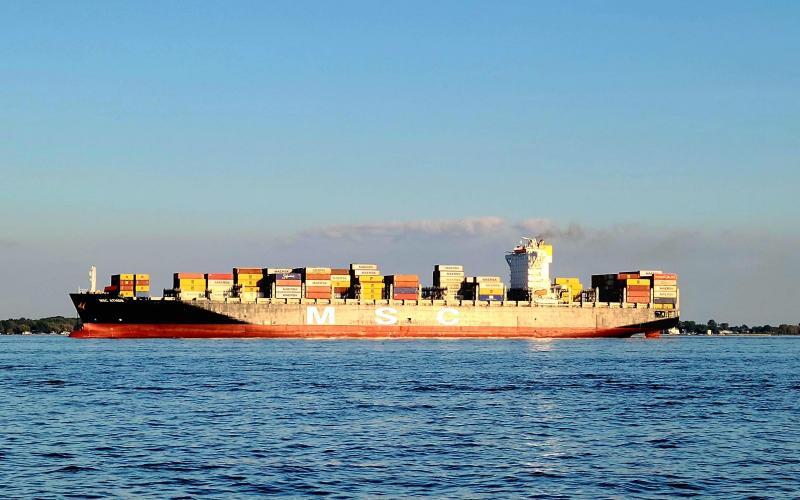 MSC ATHOS approaching to anchor
