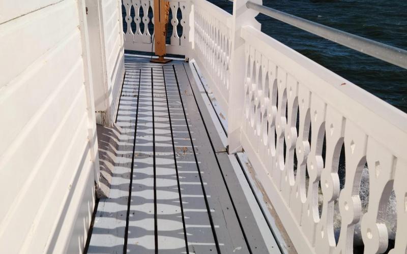 Loved the shadows the railing offered here.