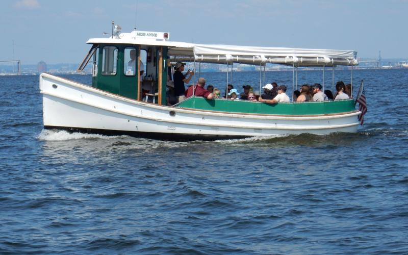 Tour boat Miss Anne approaching Rock Creek