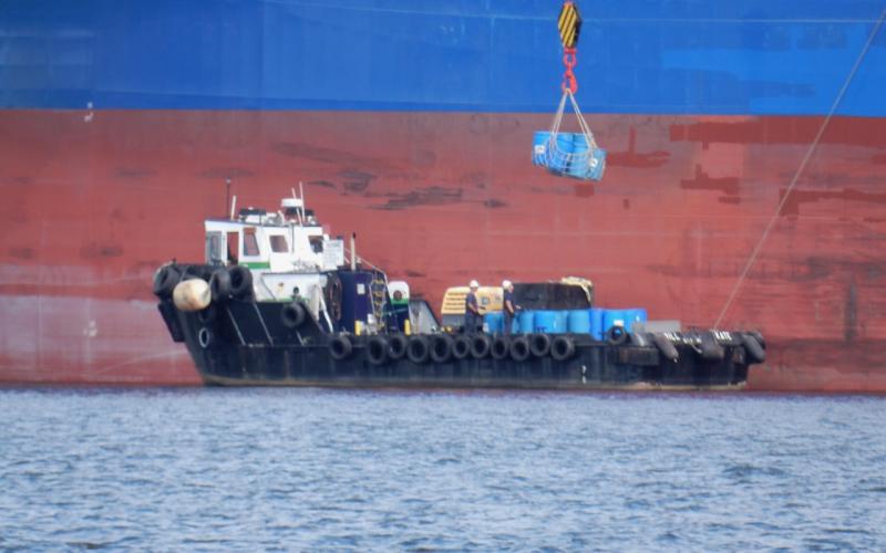 Port tender Willkate next to bulk carrier CL Luzhou