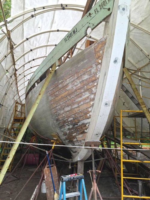 Construction of an 18th century Bermuda sloop named Luna.