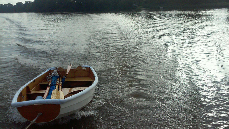 With a dinghy in tow, being the only sailboat on the river drew a lot of attention